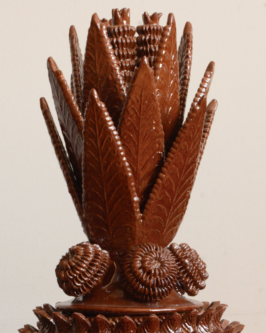 Piña café de hoja con base - Alfarería Vidriada