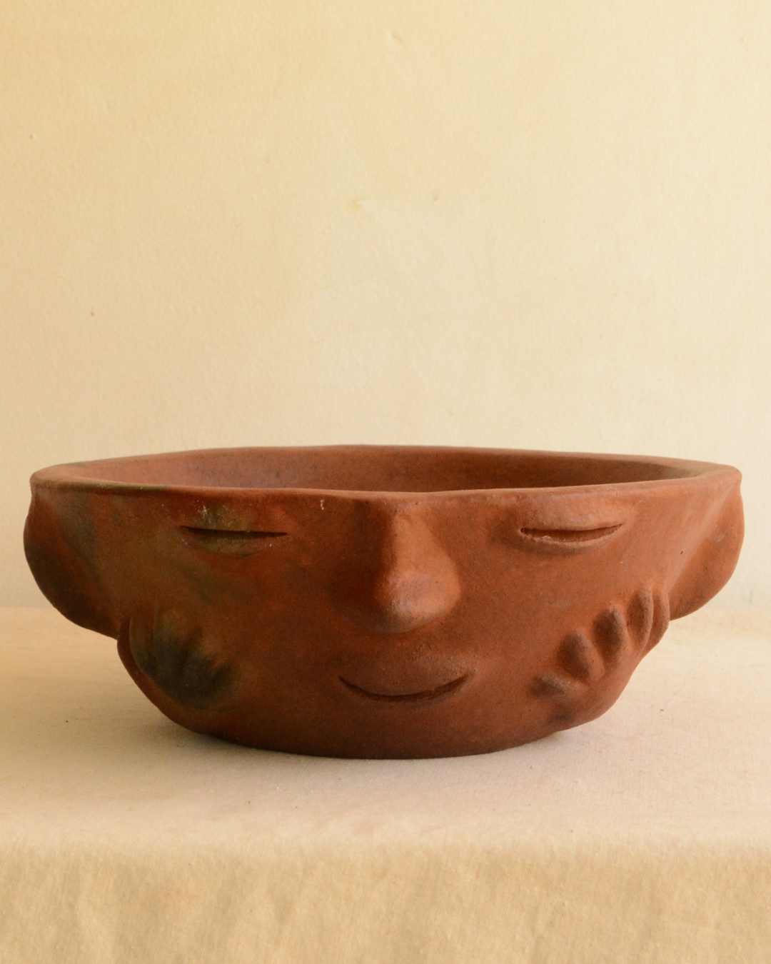 Plato con manos al natural