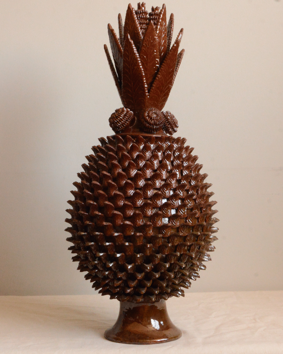 Piña café de hoja con base - Alfarería Vidriada – Aldea Artesanías